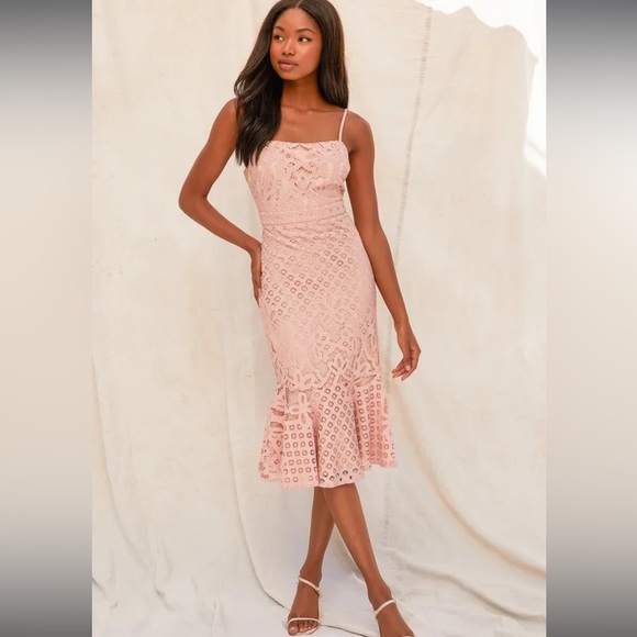 Lulu’s unlimited love trumpet dress in dusty pink - Picture 2 of 4